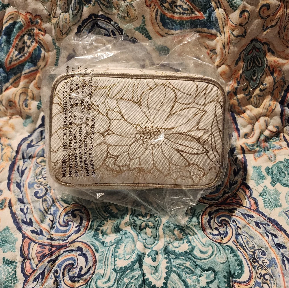 Estee Lauder Re-Nutriv cosmetic bag With Samples - Picture 8 of 8